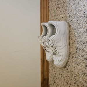 Nike White Athletic Shoes Minimalist Design